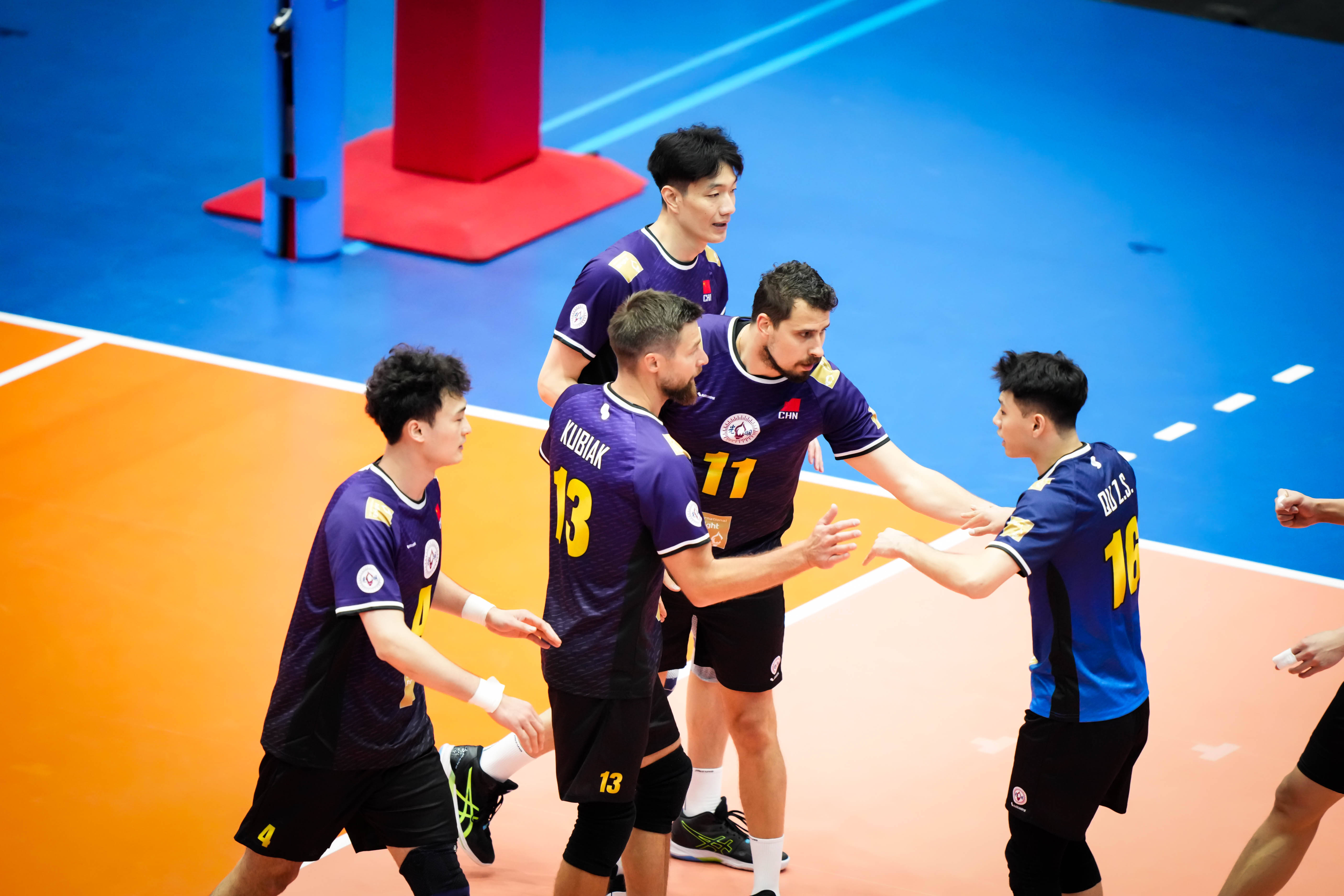 关于亚冠比赛中球队集结力拼对手的信息