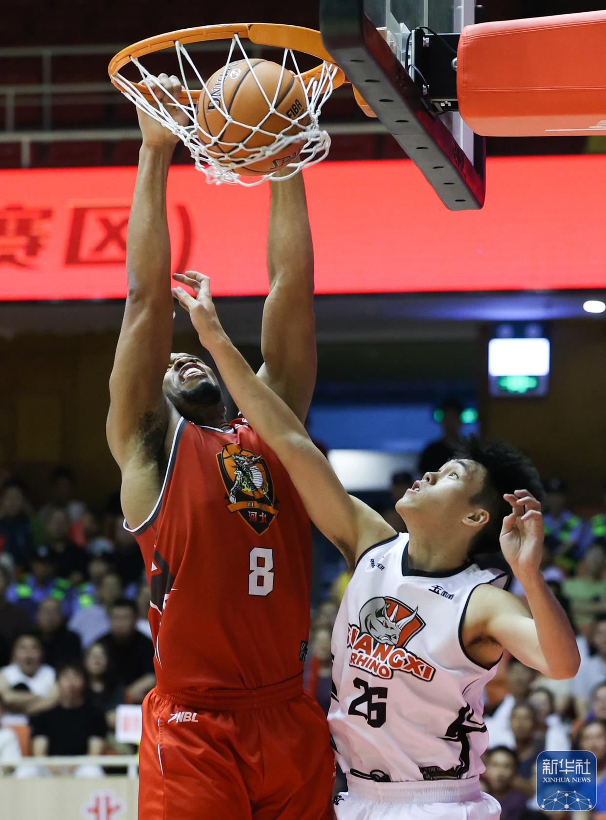 包含篮球联赛争夺激烈，球队实力浮动不定的词条