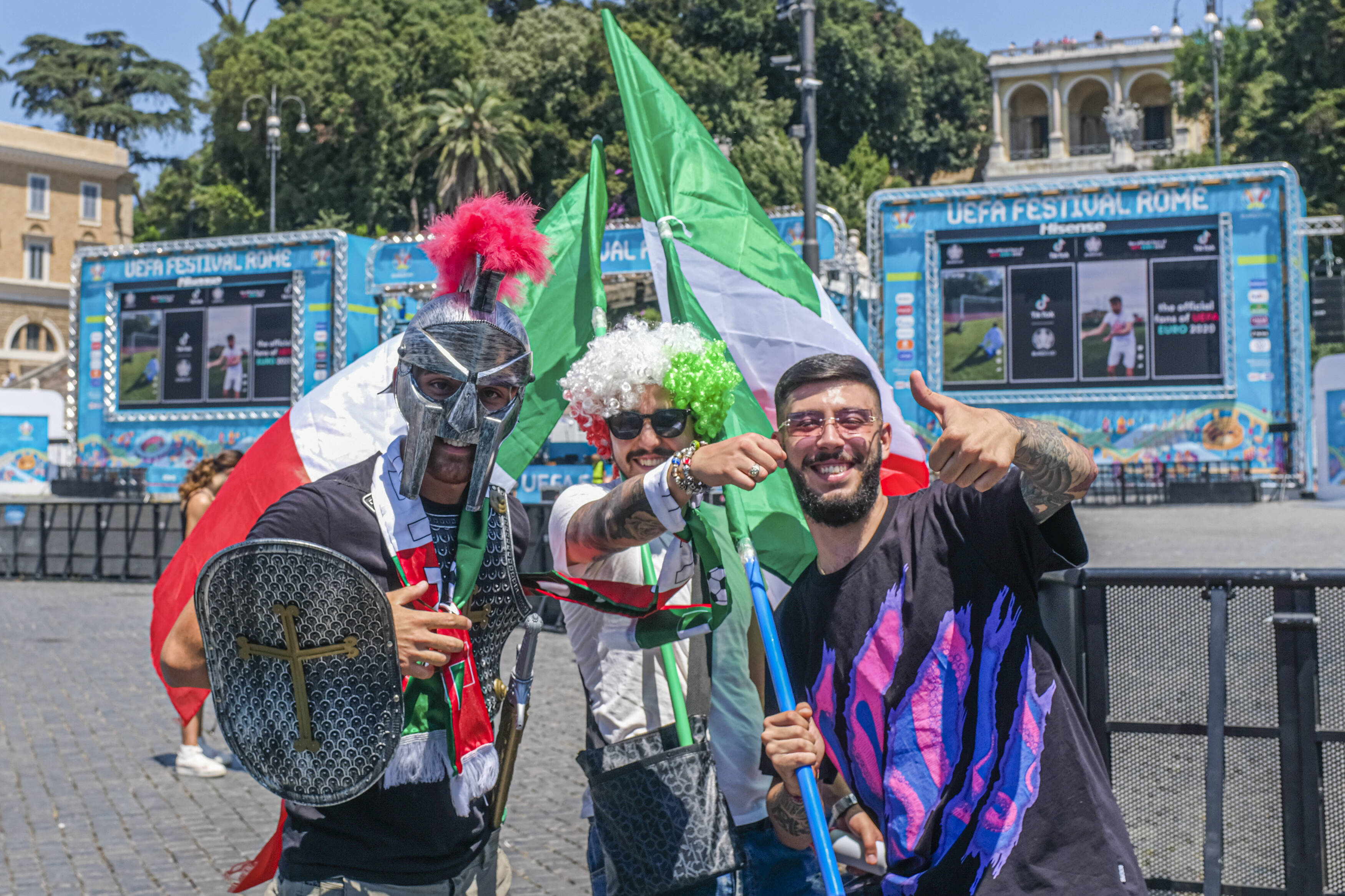 关于欧洲杯预选赛赛场气氛热烈，球迷热情高涨的信息